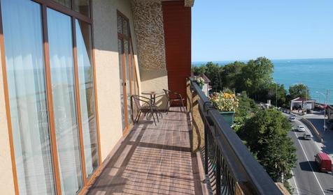 Люкс четырехместный (с балконом)