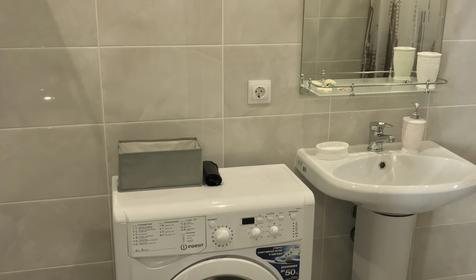 Апартаменты-студио с кухней полу-люкс для МОЛОДОЖЕНОВ! Имеется балкон и вид на море, горы и город.