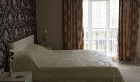 Апартаменты-студио с кухней полу-люкс для МОЛОДОЖЕНОВ! Имеется балкон и вид на море, горы и город.