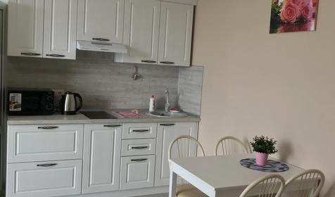 Апартаменты-студио с кухней полу-люкс для МОЛОДОЖЕНОВ! Имеется балкон и вид на море, горы и город.