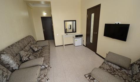 Семейный комфорт четырехместный двухкомнатный (с балконом)