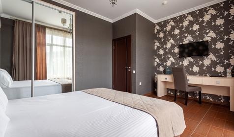 Люкс двухкомнатный двухместныйс видом на бассейн