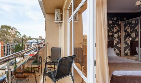 Люкс двухкомнатный двухместныйс видом на бассейн