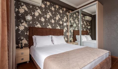 Люкс двухкомнатный двухместныйс видом на бассейн