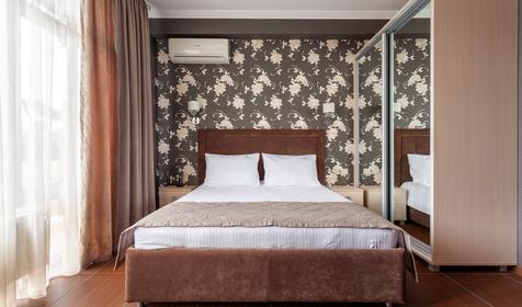 Люкс двухкомнатный двухместныйс видом на бассейн