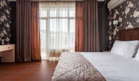 Люкс двухкомнатный двухместныйс видом на бассейн