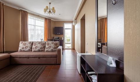 Люкс двухкомнатный двухместныйс видом на бассейн