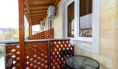 Двухкомнатный семейный с балконом. Гостиница Лакис, Геленджик, Кабардинка