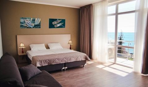 Люкс трехместный с балконом (вид на море)