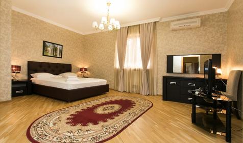 Люкс четырехместный трехкомнатный с кухней