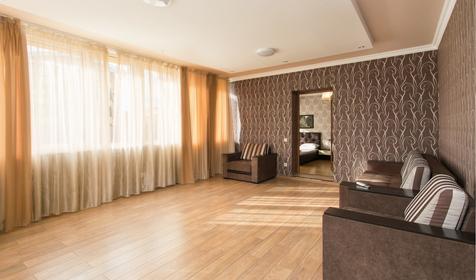 Люкс четырехместный трехкомнатный с кухней