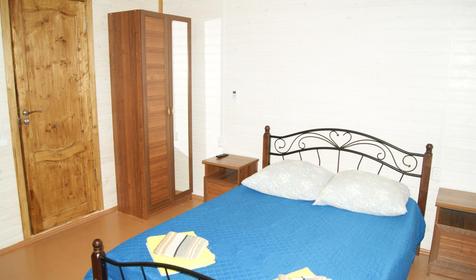 Трехместный в деревянном корпусе