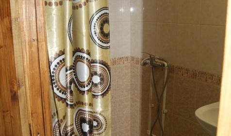 Трехместный в деревянном корпусе