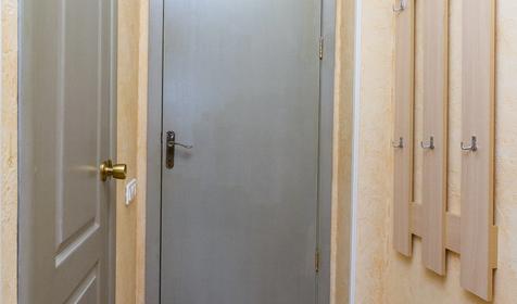 Четырехместный с двуспальной и двухъярусной кроватями