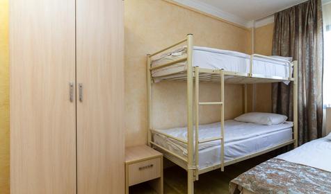 Четырехместный с двуспальной и двухъярусной кроватями