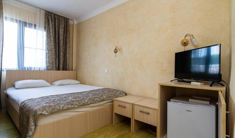 Четырехместный с двуспальной и двухъярусной кроватями