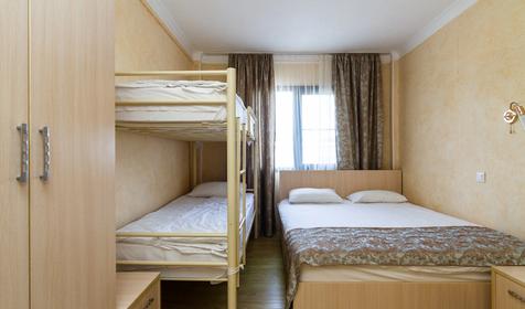 Четырехместный с двуспальной и двухъярусной кроватями