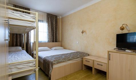 Четырехместный с двуспальной и двухъярусной кроватями