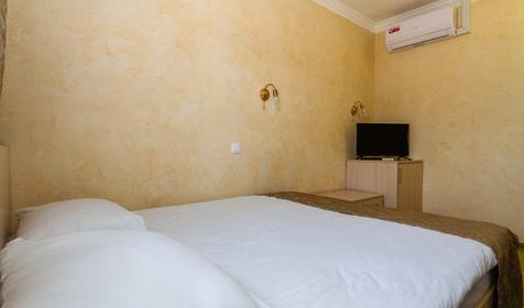 Четырехместный с двуспальной и двухъярусной кроватями