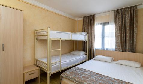 Четырехместный с двуспальной и двухъярусной кроватями