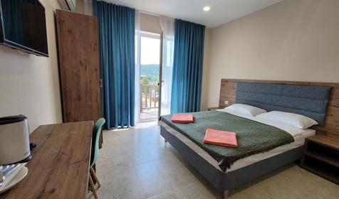 Трехместный