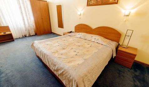 Стандарт плюс двухместный с французской кроватью (в Коттедже, мансардный без балкона)