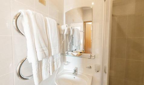 Стандарт плюс двухместный с французской кроватью (в Коттедже, мансардный без балкона)