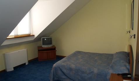 Стандарт плюс двухместный с французской кроватью (в Коттедже, мансардный без балкона)