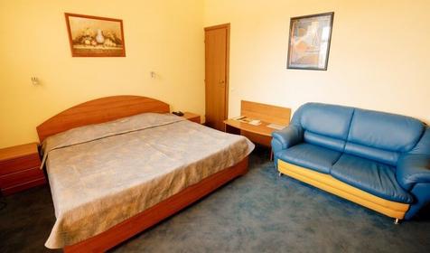 Стандарт плюс двухместный с французской кроватью (в Коттедже, мансардный без балкона)