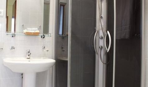 Стандарт плюс двухместный с французской кроватью (в Коттедже, мансардный без балкона)