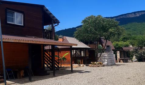 Домик у реки Дах