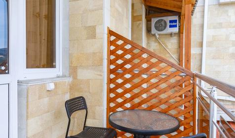 Двухместный с балконом, вид на соседнюю гостиницу