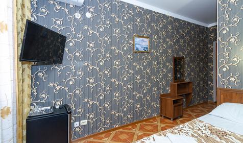 Двухместный с балконом, вид на соседнюю гостиницу