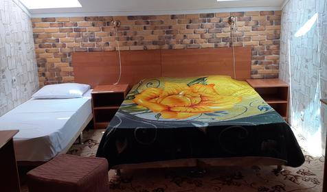 Трехместный без балкона (удобства напротив номера)