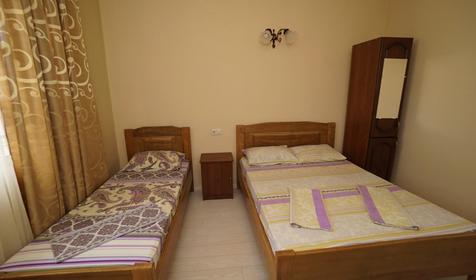 Трехместный