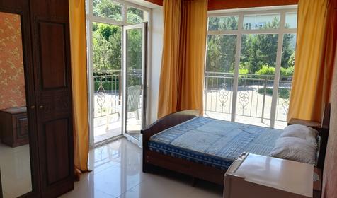 Семейный двухкомнатный с большим угловым балконом