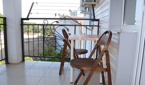 Однокомнатный четырехместный стандарт с балконом на два номера