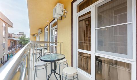 Полулюкс трехместный с балконом