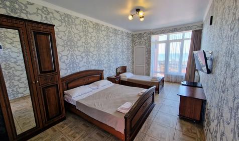 Делюкс трехместный с балконом и видом на море