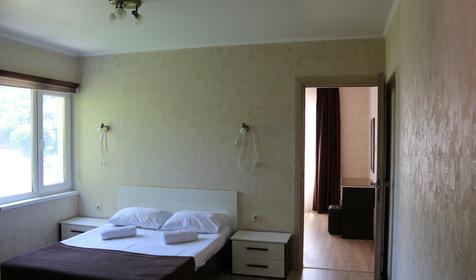 Четырехместный двухкомнатный номер с балконом