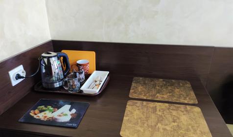 Трехместный Комфорт с большим балконом и боковым видом на море