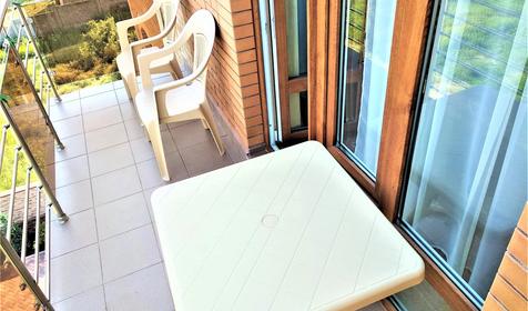 Трехместный Комфорт с большим балконом и боковым видом на море