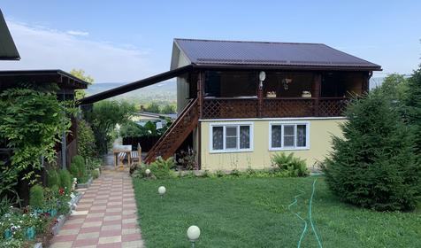 У горного озера