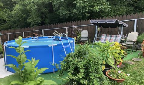 У горного озера