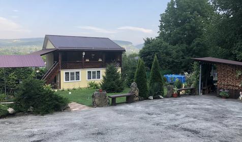 У горного озера