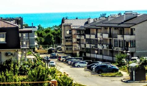 Трехместный комфорт с боковым видом на море и террасой