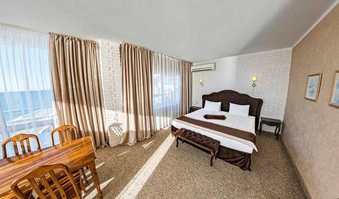 Люкс трехместный (вид на море боковой). Гостиница Шторм, г. Сочи, п. Лазаревское