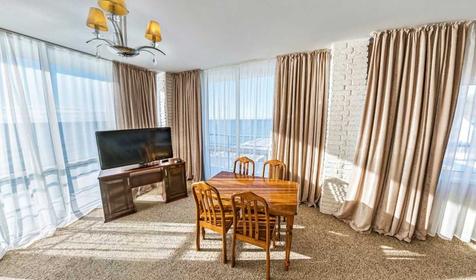 Люкс трехместный (вид на море боковой). Гостиница Шторм, г. Сочи, п. Лазаревское