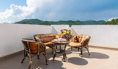 Улучшенный с террасой