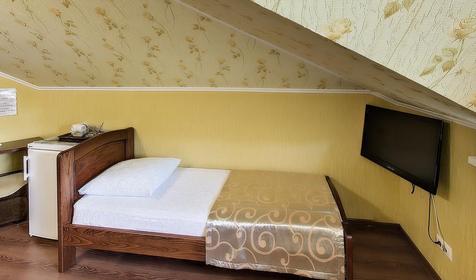 Трехместная мансарда, главный корпус